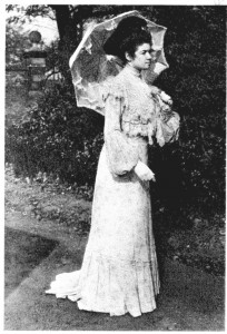 Femme protégeant sa peau du soleil avec une ombrelle